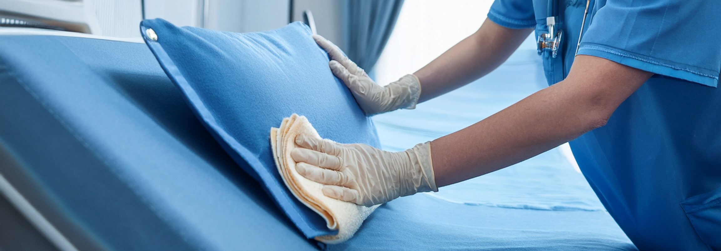 Reinigungsfachkraft reinigt ein Pflegeheimzimmer, um hygienische Standards für Patienten zu gewährleisten